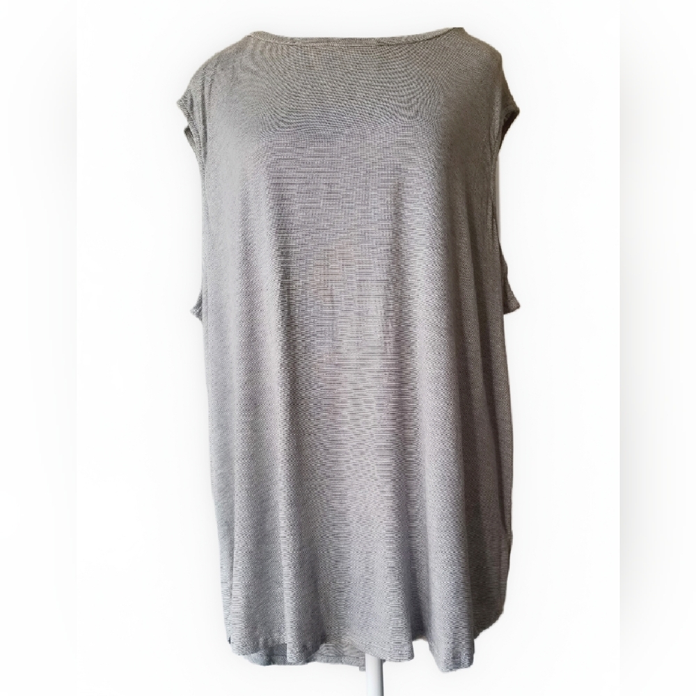 NWOT Old Navy Women's Plus Sleeveless Overlapping back Athletic/Active Shirt 2X